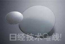 GaN晶圓。左為2英寸產(chǎn)品，右為4英寸產(chǎn)品
