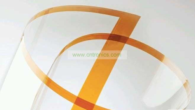 將Willow Glass卷成圓筒狀。