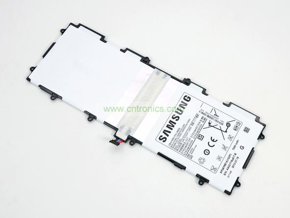 取出電池前要把周圍的帶狀電纜先拔出來，這個比較容易。Galaxy Note 10.1的電池容量為7000mAh,3.7V，預(yù)計續(xù)航時間8小時左右，重約136克，占據(jù)了整體重量的23%。不過為了減少機(jī)身厚度，電池做得很薄。
