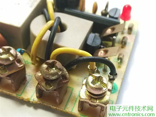 漏電保護(hù)器拆解：結(jié)構(gòu)有差異，做工不錯(cuò)