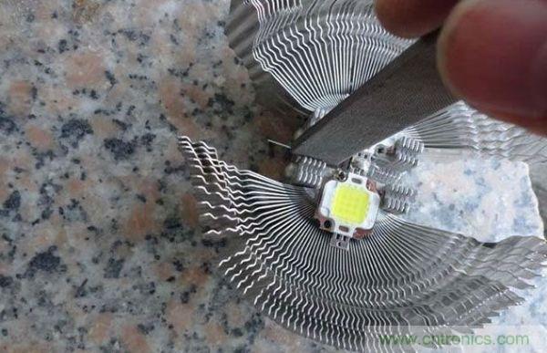 變廢為寶！風(fēng)扇散熱器變身山寨LED燈
