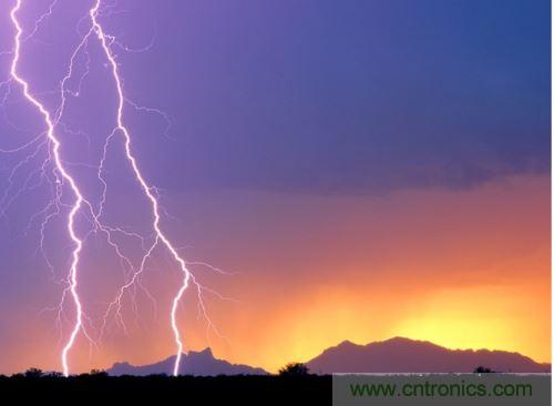 【導(dǎo)讀】處于空間變化的強(qiáng)電磁場中的物體，由于電磁感應(yīng)，在其內(nèi)部就會產(chǎn)生很高的感應(yīng)電動勢，很容易造成意外?，F(xiàn)在家用電器的也采取了各種相應(yīng)的防護(hù)措施，特別是雷電的防護(hù)，不要以為在家里的電器就不怕雷電哦，“家里”也不安全的，所以雷天下電器防雷常識還是不可少的。  家用電器的防護(hù)，除了避免人為損壞外，諸多不可抗力因素所帶來的損壞也要采取相應(yīng)的防護(hù)措施，特別是雷電的防護(hù)。雷電流在50～100微秒的時間內(nèi)，從０變化到幾萬安，再由幾萬安變化到０，在其周圍空間會產(chǎn)生瞬變的強(qiáng)電磁場。處于空間變化的強(qiáng)電磁場中的物體，由于電磁感應(yīng)，在其內(nèi)部就會產(chǎn)生很高的感應(yīng)電動勢。以前，由于它的成災(zāi)概率極小，沒有引起人們的注意，但隨著微電子技術(shù)的重大進(jìn)展，超大規(guī)模集成電路誕生，它的能耗小、靈敏度極高等特點，使得其容易被損壞。          在建筑物內(nèi)，大量布設(shè)著各種導(dǎo)體線路。當(dāng)建筑物遭受雷擊或其周圍發(fā)生雷擊時，雷電流將在建筑物內(nèi)部空間產(chǎn)生瞬態(tài)磁場脈沖，這種磁場脈沖干擾上述回路后，將在回路中感應(yīng)出瞬態(tài)過電壓，危及這些回路相連的設(shè)備。雖然建筑物做好了防雷措施，但建筑物不可避免的會出現(xiàn)露洞。比如大面積的門窗可以讓電磁波入侵來去自由，輸電線路引雷入室等等。甚至有些電器還是露天使用的，因此應(yīng)做好電器防雷。 6   電力系統(tǒng)因其裸露而置于高空，是最易遭受雷擊的。20世紀(jì)初，在電力系統(tǒng)應(yīng)用到輸電線中上時創(chuàng)造了避雷線，即接閃器是一根或兩根架設(shè)在輸電線上方的接地鋼線，也就是前面所稱的“避雷線”。由于它簡單有效，所以在房屋建筑上也推廣了這種形式的接閃器，將它安裝在房屋上容易發(fā)生雷擊的地方，起到避雷的作用?，F(xiàn)在許供電線路采用地下電纜，對防雷有了很大的幫助。但高壓運輸還是必須架空明線，因此，必須使用避雷線。          人們通常用過壓保護(hù)器來保護(hù)電器。其防雷原理是：這種保護(hù)器有兩個端口，電器電源火線與零線分別各接保護(hù)器的一個端口，每個保護(hù)器另一端再接地，通過間隙擊穿達(dá)到對地放電的目的。在正常工作電壓下，避雷器間隙不會被擊穿，當(dāng)過電壓沿導(dǎo)線傳過來危及被保護(hù)設(shè)備的過電壓時，避雷器間隙很快被擊穿，對地放電，使大量的電荷都泄入到大地，從而限制了被保護(hù)設(shè)備的輸入電壓，起到了保護(hù)設(shè)備的作用。過電壓過去以后，間隙能迅速恢復(fù)，使電器正常工作。一些高檔的電器自帶保護(hù)器，但是還有許多的電器沒有這一裝置。因此，應(yīng)在入戶電線接上保護(hù)器。在雷暴天氣時，如果沒有特別的用電要求，最好將入戶總閘關(guān)閉。          微電子技術(shù)的發(fā)展，用電器大量使用集成電路。雷電發(fā)生時的電磁效應(yīng)是集成電路的克星。而現(xiàn)在使用集成電路最多的莫過于計算機(jī)了，為了防止電磁感應(yīng)對其的破壞，計算機(jī)的主機(jī)外殼一般由金屬制成。利用金屬的靜電屏蔽和對電磁波的趨膚效應(yīng)，對防止感應(yīng)雷有很好的效果。