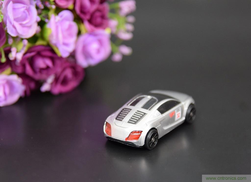 虛擬與現(xiàn)實(shí)相結(jié)合的飛車游戲，讓你體驗(yàn)速度與激情的碰撞！