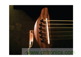  安裝到Fender Stratacoustic吉它上的加速度計(jì)。