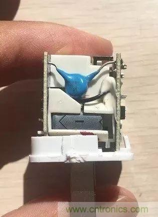 拆了個(gè)電容之后，我的iPhone也會(huì)自動(dòng)訂房了