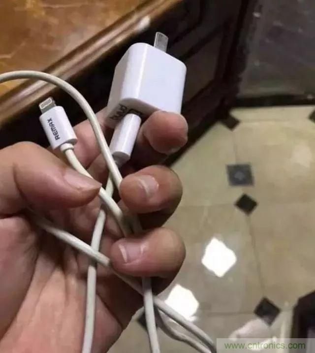 拆了個(gè)電容之后，我的iPhone也會(huì)自動(dòng)訂房了
