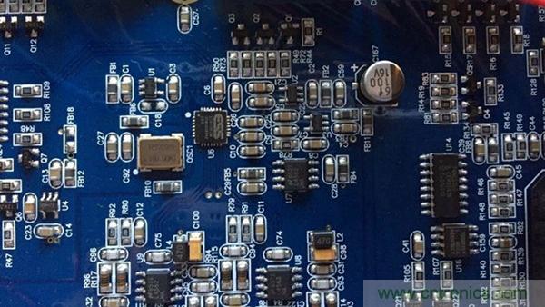 如何“布局”電路上的貼片電容才會降低寄生電感？