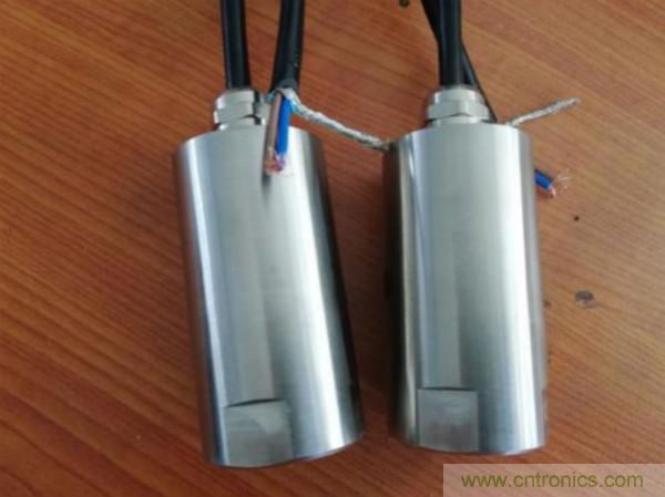 振動(dòng)傳感器的機(jī)電變換原理？主要的分類有哪些？