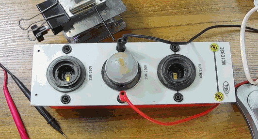 電燈泡內(nèi)通有交流電，為什么看不到燈泡在閃爍？