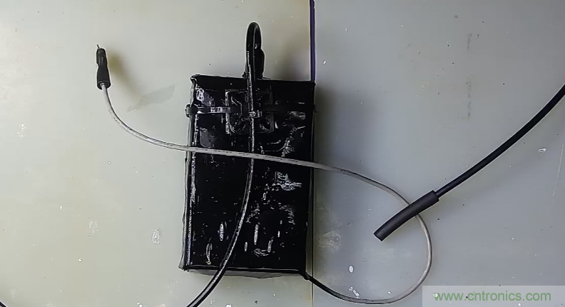 電燈泡內(nèi)通有交流電，為什么看不到燈泡在閃爍？