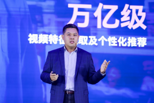 數(shù)據(jù)洪流下的算力突圍：英特爾以生態(tài)之力破局AI規(guī)?；? width=